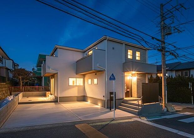 「マイホームの喜びを感じる」スタイリッシュなデザインに心満たされる憧れの家。（画像の一部AIによる画像処理及びCGにて照明等を配置しているイメージ画像です。実際とは異なります）