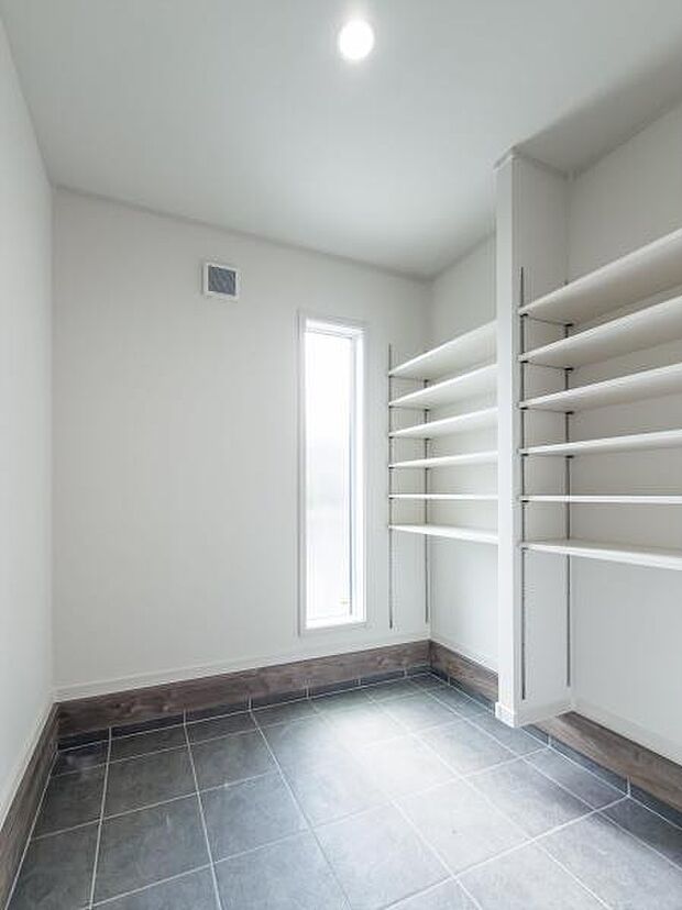 「シューズクローク付き」「玄関に靴がいっぱいで、出入りしにくい」こんなお悩みを解決するのが、「シューズクローク」です。