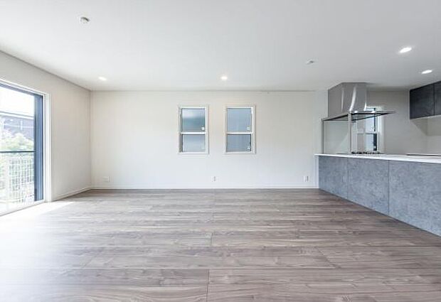 「プライベート感を愉しむリビング空間」開放感の良さに恵まれた爽快なリビング空間。誰にも邪魔されないプライベート感を感じるリビング。