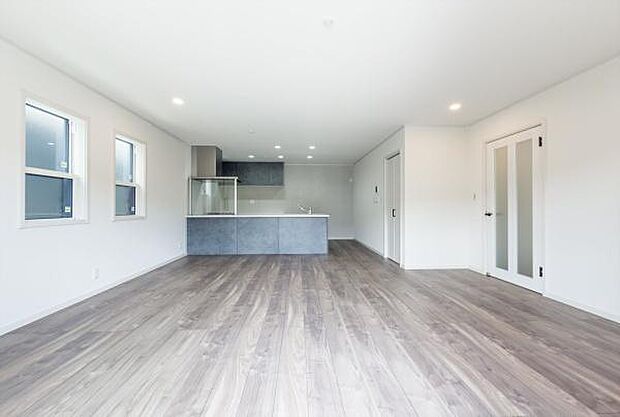 「家族が大好きなリビング」みんなが集まる広いリビング。みんなが大好きなリビングで家族団らん。みんなが集まるからこそ、一層の開放感を手にする素敵な住まい。