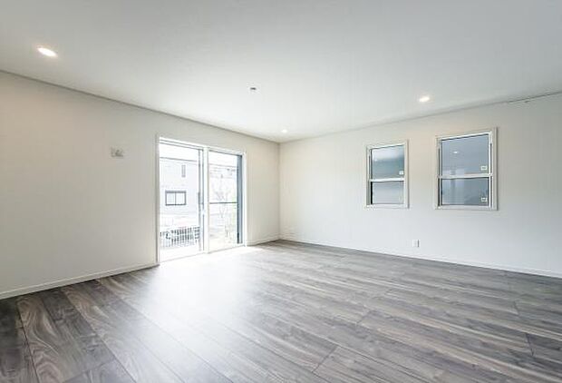 「南向きで明るい家族空間」明るいリビングだから心も温かく家族がゆっくりと居心地の良い空間。家族が集う空間だからこそ、拘りたいリビング空間。