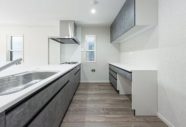 「広々ワイドサイズなシステムキッチン」せっかくのお料理空間。毎日の事だから広々システムキッチン。