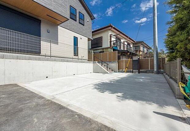 「広々カースペース」2台駐車可能な車庫スペース。