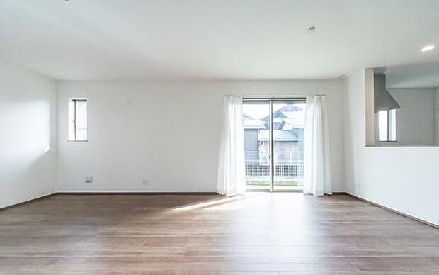 「南向きで明るい家族空間」明るいリビングだから心も温かく家族がゆっくりと居心地の良い空間。家族が集う空間だからこそ、拘りたいリビング空間。