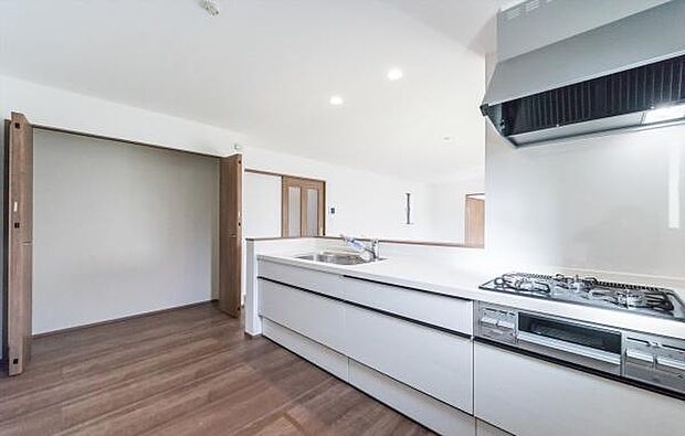 「人気のキッチンパントリー付き」お料理道具の収納に便利な広々としたキッチンパントリー。