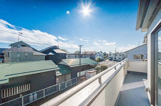 「清々しいバルコニー」広々としたバルコニーは陽当たりはもちろん、解放感や眺望も楽しめます。碧空を満喫し心が透きとおる。癒される心地よい空間。