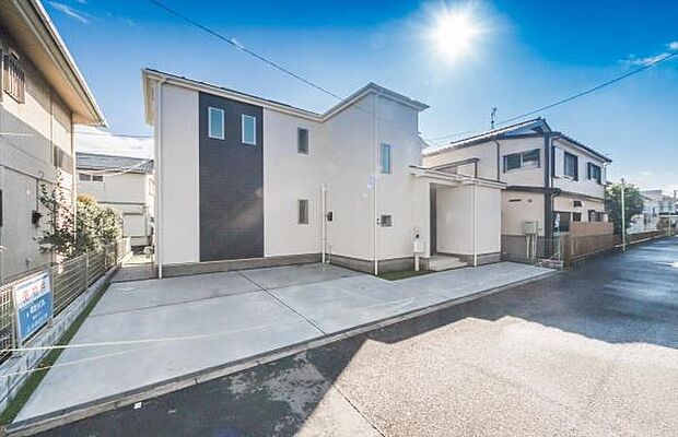 「広々カースペース横並び2台」車高を気にしなくて良い。広々駐車可能な車庫スペース。