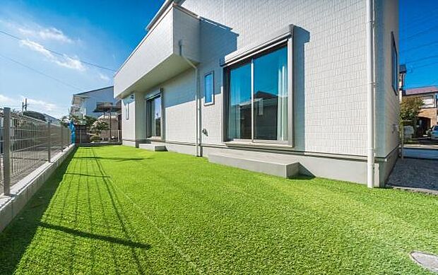 「ガーデンハウスの魅力」家の南側に大きなお庭がある幸せ。当然陽当たりは良好です。趣味のガーデニングや家庭菜園も明るいお庭だからこそ楽しめる。南側に広いお庭が有る家の魅力をご堪能下さい。