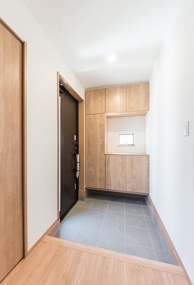 「おかえり」と「いってらっしゃい」優しく包み込む、明るく広々とした玄関。家族の毎日が、ここから気持ちよく始まります。