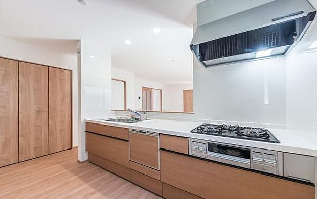 「広々ワイドサイズなシステムキッチン」せっかくのお料理空間。毎日の事だから広々システムキッチン。