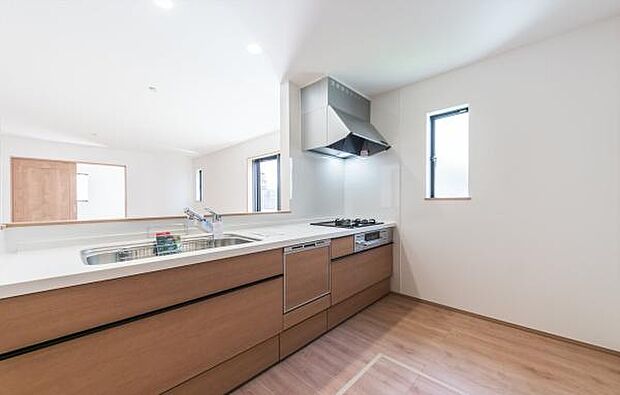 「広々ワイドサイズなシステムキッチン」せっかくのお料理空間。毎日の事だから広々システムキッチン。