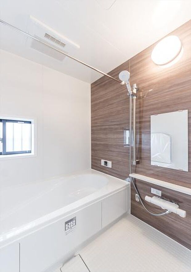 「疲れを癒す空間」広々とした雰囲気の良いバスルーム。お子様と一緒にお風呂に入る楽しみ、思い出の一ページが刻まれる大切な瞬間