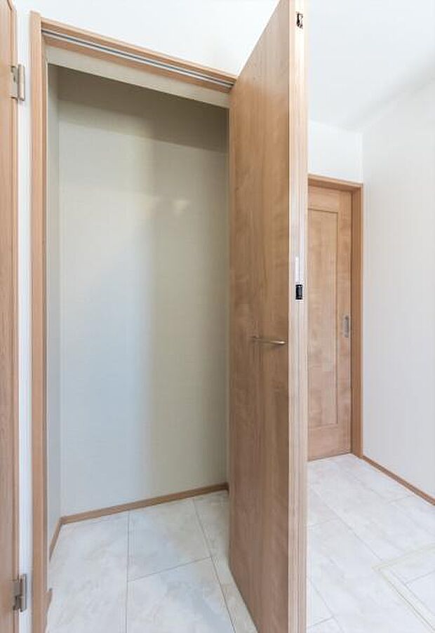 「快適なサニタリー空間」嬉しい収納スペース。洗面室が広々使えて便利です。