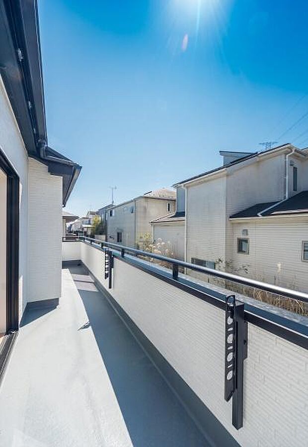 「広い使いやすいバルコニー」陽ざしがたっぷり降り注ぐ、広々としたバルコニー付き住まい。