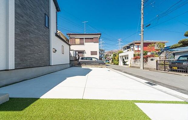 「広々カースペース横並び3台」車高を気にしなくて良い。広々駐車可能な車庫スペース。