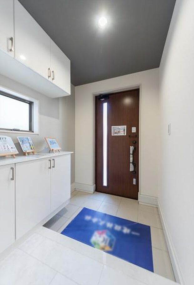 「マイホームの顔として・・・」マイホームを持ち、帰宅する喜びを感じる瞬間は玄関から。広々と、上質な空間が日々のモチベーションにもなる。素敵な玄関フロアをご覧ください。