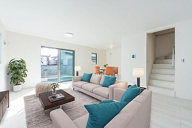 「上質な空間を」開放感と日当たりの良さに恵まれたリビング空間。（本画像はCGにて家具を配置しております。実際に家具はおかれておりません。）