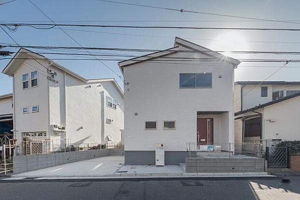 「マイホームの喜びを感じる」スタイリッシュなデザインに心満たされる憧れの家。前面道路もゆとりがあり車庫入れスムーズです。