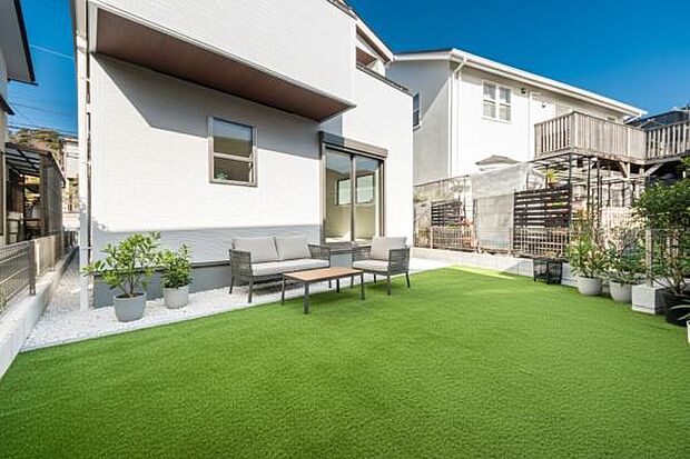 「憧れのガーデンライフ」碧空とガーデンライフが可能な日々の暮らしを豊かに彩ります。（画像の人工芝や植栽、屋外家具等はCGによるイメージ画像です）