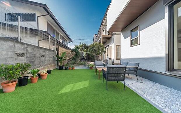 「憧れのガーデンライフ」碧空とガーデンライフが可能な日々の暮らしを豊かに彩ります。（画像の人工芝や植栽、屋外家具等はCGによるイメージ画像です）