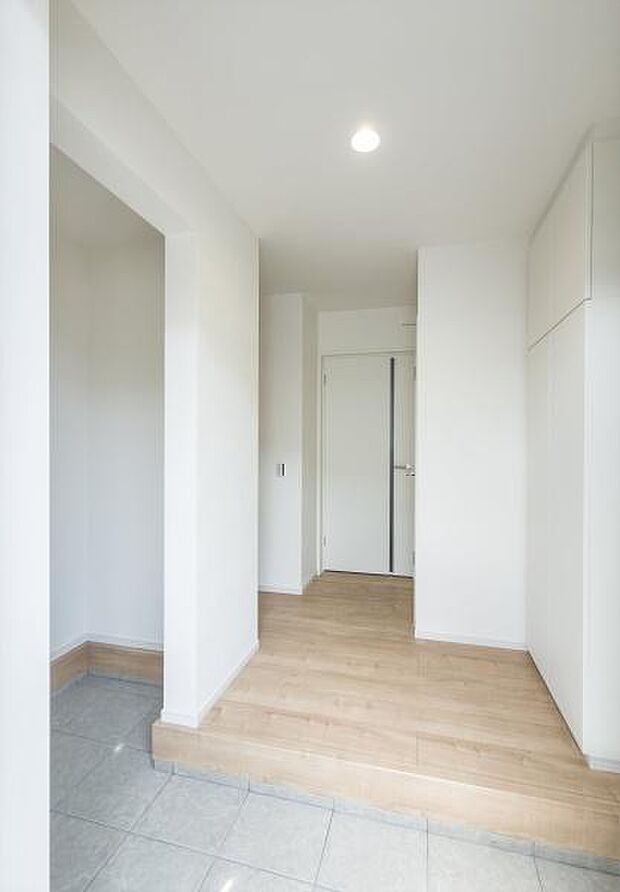 「土間スペース付き広々玄関」ベビーカーやゴルフバックの収納に便利な土間スペース付き。