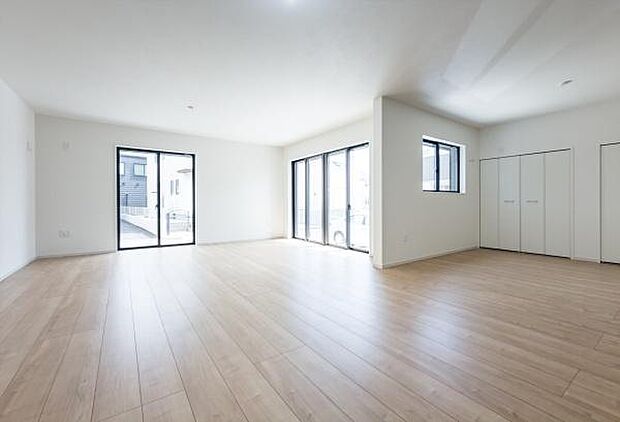 「南向きで明るい家族空間」明るいリビングだから心も温かく家族がゆっくりと居心地の良い空間。家族が集う空間だからこそ、拘りたいリビング空間。