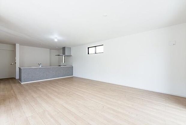 「上質な空間を」開放感と日当たりの良さに恵まれたリビング空間。