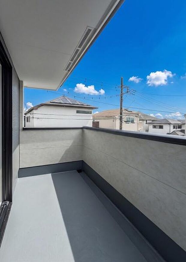 「明るいバルコニー」陽だまりのバルコニーで洗濯物もふかふか。家族の笑顔が広がる、心地よい暮らしが待っています。