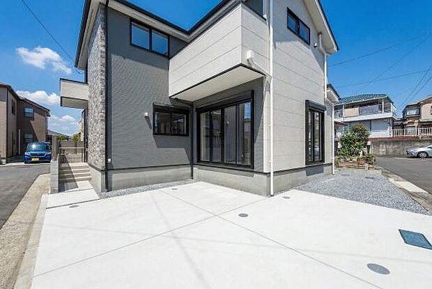 「広々カースペース」2台駐車可能な車庫スペース。