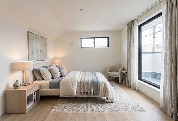 「主寝室」明るく広々主寝室。ダブルベッドも楽々配置可能です。（当画像は実際の洋室の写真に家具やカーテンをレイアウトしたイメージ画像です。実際にはございません）