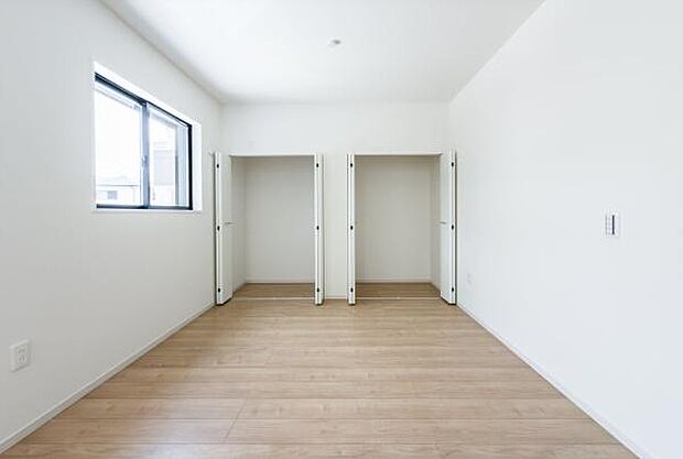 「リビングの一部＆収納」リビング隣接スペースなのでキッズスペースや書斎、セカンドリビングに。そして大型クローゼット付き。