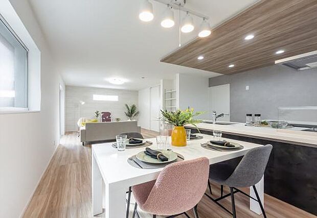 「キッチン正面ダイニング」広々LDKだからこそ可能なダイニングスペース。キッチン正面だから自然と生まれる家族の笑顔。