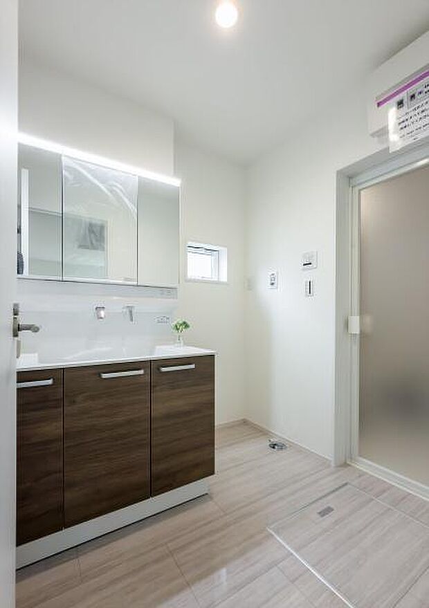 「快適なサニタリー空間」スタイリッシュでデザイン性の高いサニタリー空間です。