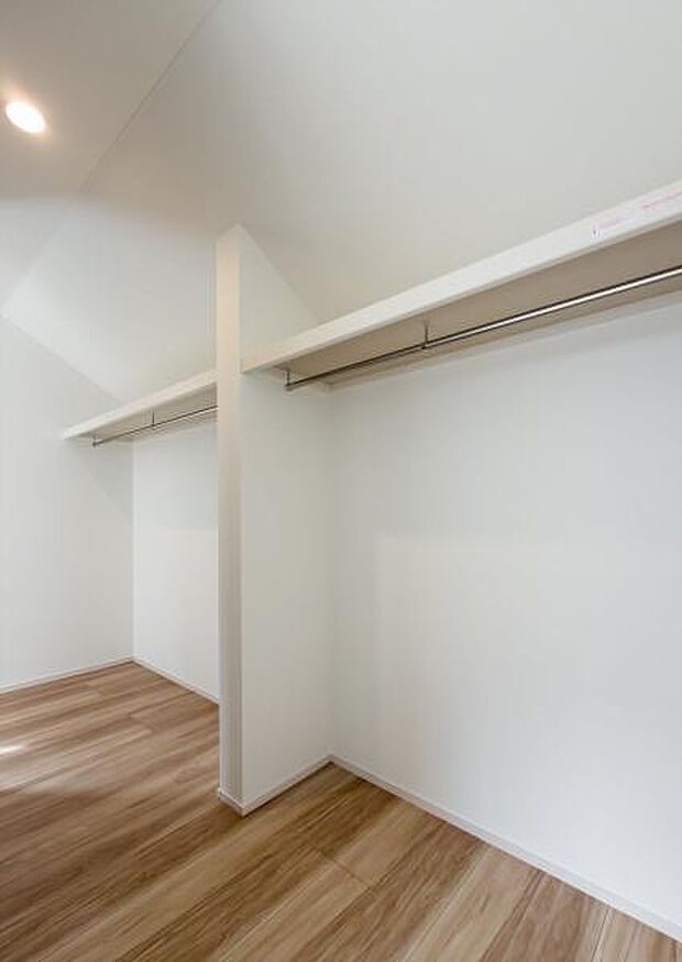 「WIC]大容量のウォークインクローゼット。季節の衣類や思い出の品もスッキリ収まり、お部屋の広さを有効に活用できます。