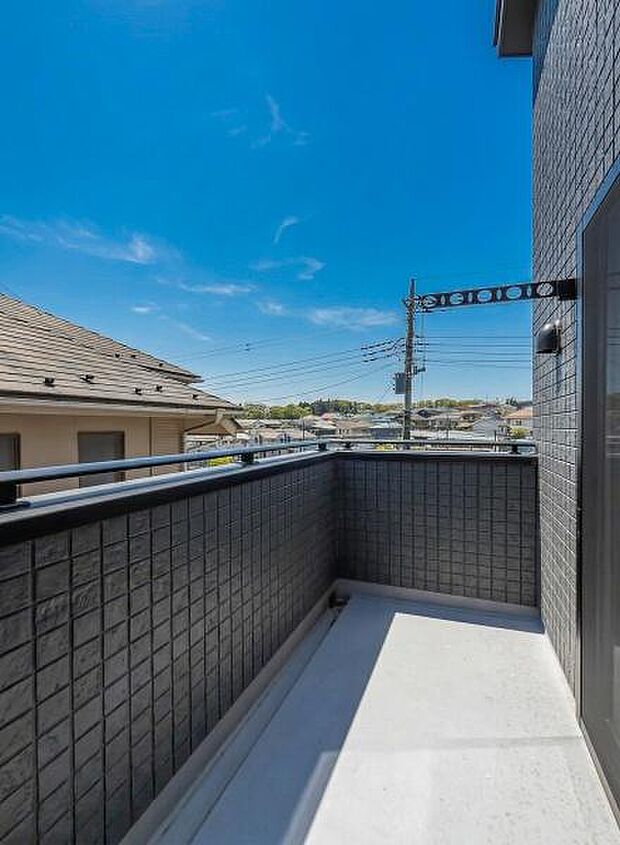 「明るいバルコニー」陽だまりのバルコニーで洗濯物もふかふか。家族の笑顔が広がる、心地よい暮らしが待っています。