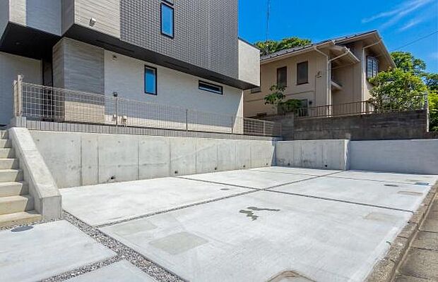 「広々カースペース横並び3台」車高を気にしなくて良い。広々駐車可能な車庫スペース。