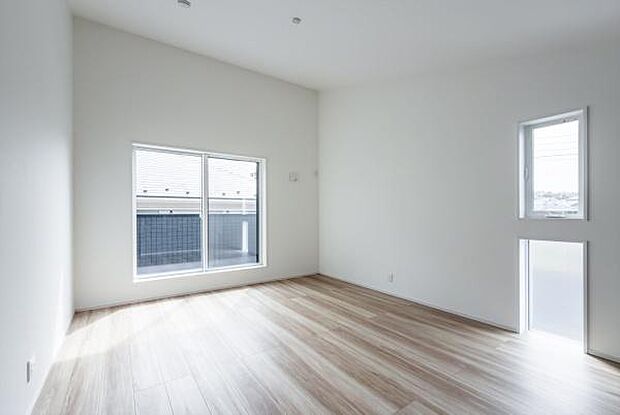 「主寝室」明るく広々主寝室。ダブルベッドも楽々配置可能です。勾配天井で開放的な空間です。