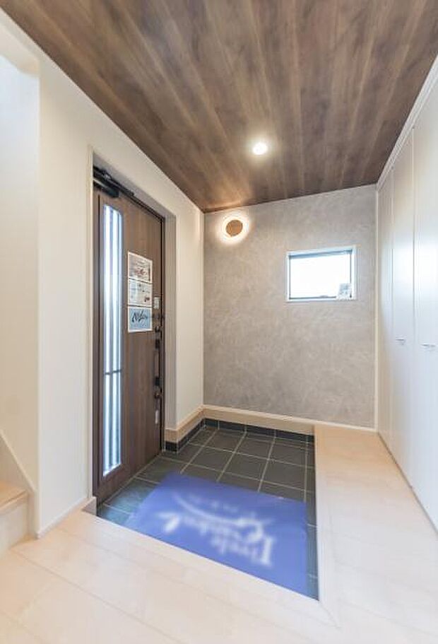 「広々玄関」家に帰ると広い玄関がお出迎え。家族全員の靴も楽々収納可能な広さです。