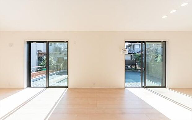 「上質な空間を」開放感と日当たりの良さに恵まれたリビング空間。上質な光は身体だけでなく心も温めてくれる。圧迫感のない空間を是非、ご堪能下さい。