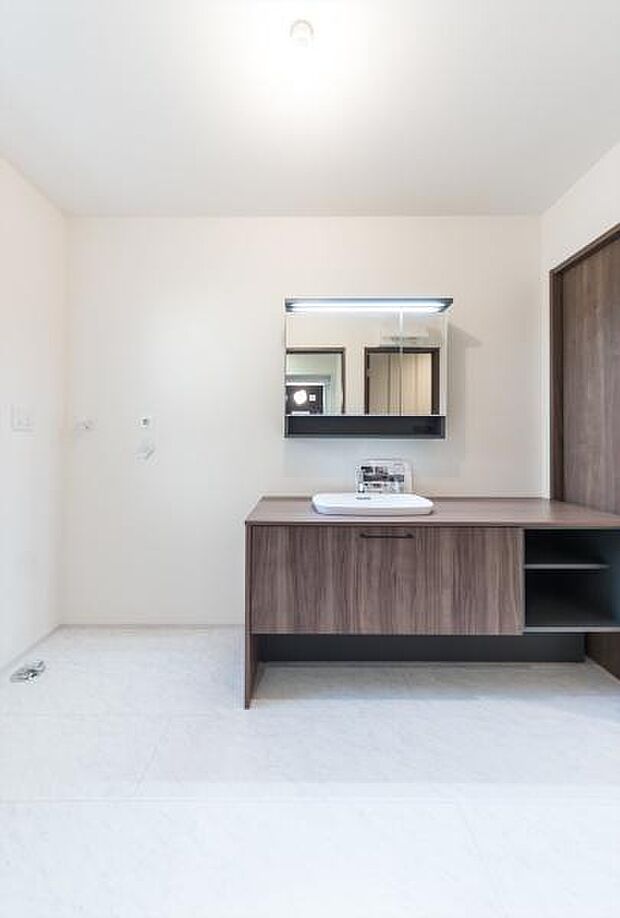 「快適なサニタリー空間」スタイリッシュでデザイン性の高いサニタリー空間です。