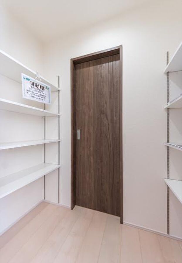 「ウォークインクローゼット収納」大きく収納量豊富なクローゼット。奥行も納得サイズのクローゼット。