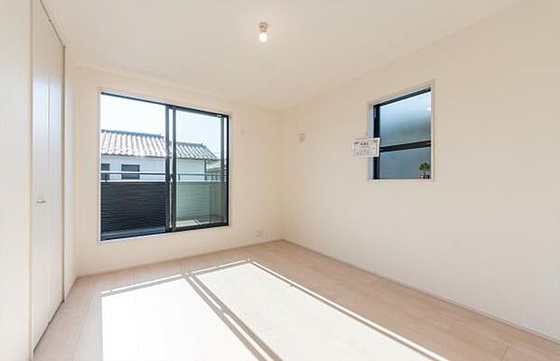 「Bed Room」落ち着いた色合い、シンプルなデザイン。洋室として大事なお部屋です。