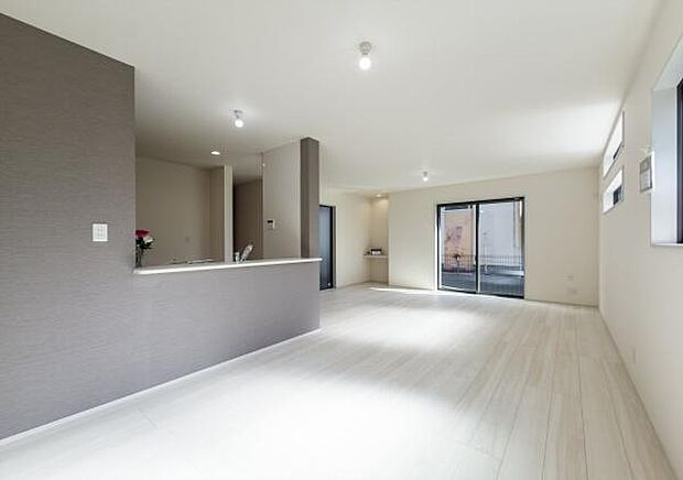 「家族が大好きなリビング」みんなが集まる広いリビング。みんなが大好きなリビングで家族団らん。みんなが集まるからこそ、一層の開放感を手にする素敵な住まい。