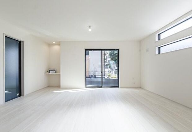 「上質な空間を」開放感と日当たりの良さに恵まれたリビング空間。