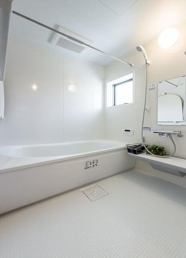 「疲れを癒す空間」広々とした雰囲気の良いバスルーム。お子様と一緒にお風呂に入る楽しみ、思い出の一ページが刻まれる大切な瞬間