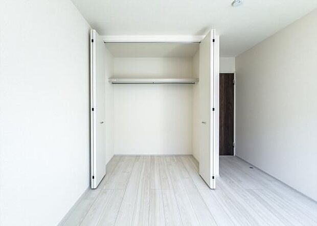 「クローゼット収納」奥行も納得サイズのクローゼット。