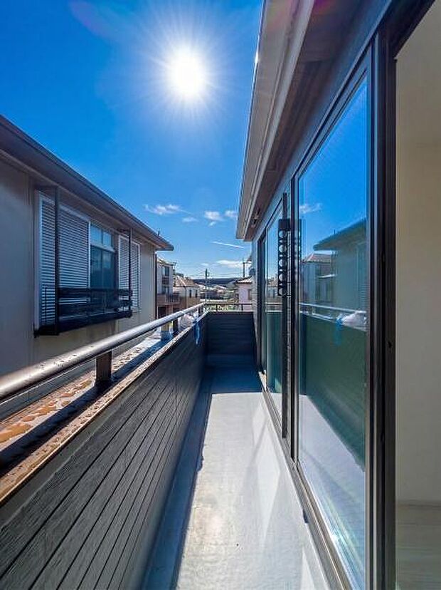 「明るいバルコニー」陽だまりのバルコニーで洗濯物もふかふか。家族の笑顔が広がる、心地よい暮らしが待っています。