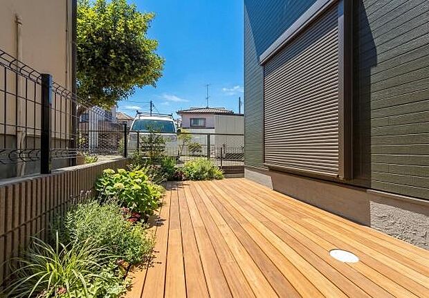 「コンパクトガーデン」当画像は実際のお庭スペースにCGにてデッキテラス、植栽をレイアウトしたイメージ画像です。実際に設ける際はオプション工事となり有料となります。