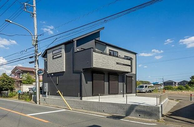 「開放感＋日当たりの良さ」家に入らなくても分かる日当たりの良さ。開放感の良さ。碧空も清々しく心地の良い住まい。住みたくなる家。暮らしたい町。