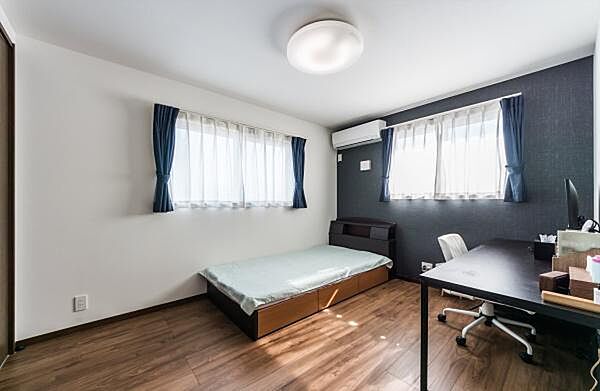 「Bed Room」落ち着いた色合い、シンプルなデザイン。洋室として大事なお部屋です。